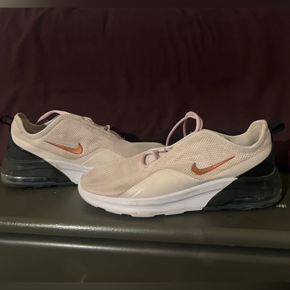 Nike women’s sneaker